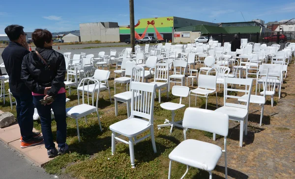 185 άδειο λευκές καρέκλες γλυπτικής στο Christchurch της Νέας Ζηλανδίας — Φωτογραφία Αρχείου