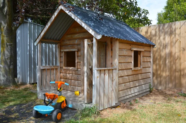 Kinderen playhouse in de tuin — Stockfoto