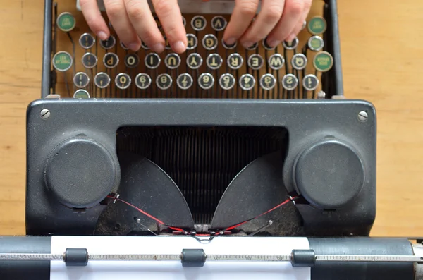 Mano de una joven escritora escribiendo sobre máquinas de escribir antiguas — Foto de Stock