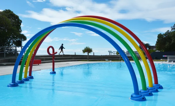 Älterer Erwachsener Mann Der Entlang Des Sommerlichen Planschbeckens Läuft Sommer — Stockfoto