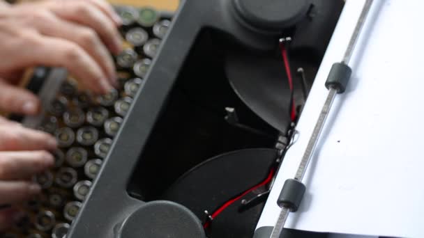 Main d'une jeune femme écrivain écrivant sur une machine à écrire antique 