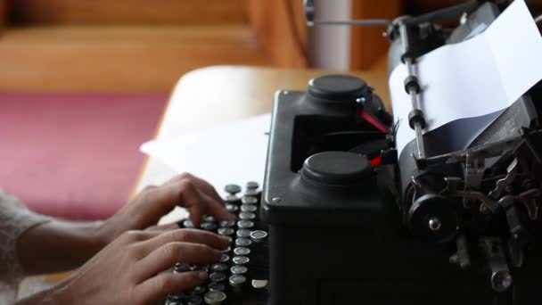 Mujer escritora escribiendo en máquina de escribir antigua — Vídeo de stock