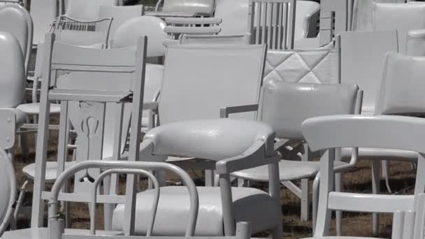 クライストチャーチ 2015 185 空白い椅子彫刻 それは生命の損失の反射のアートワーク 各椅子 2011 年クライストチャーチ地震で失われた 185 つを表す — ストック動画