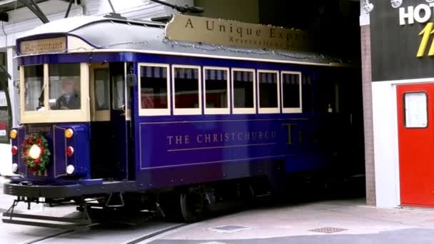 クライストチャーチ 2015 Christchurch 路面電車トラム レストラン トラムの停留所 1882 動作し 観光客や地元の人々 のクライストチャーチと人気のアトラクションのシンボルの一つとなって — ストック動画