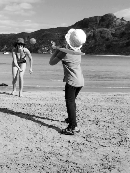 Moeder en dochter spelen op het strand tijdens de zomervakantie — Stockfoto