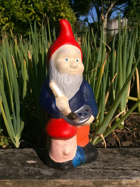 Garden gnome dwarf in home garden — Stock Photo, Image