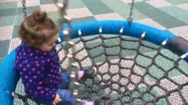 Net swin üzerinde sallanan küçük kız