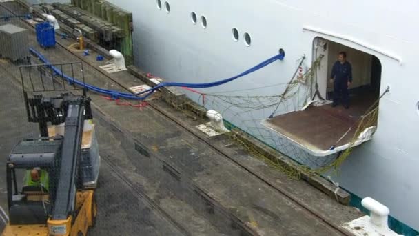 Workers loading cargo into passenger liner ship — Stock Video