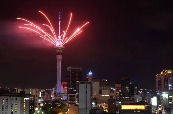 Auckland Sky Tower spettacolo pirotecnico per festeggiare il nuovo anno 2016 — Foto Stock