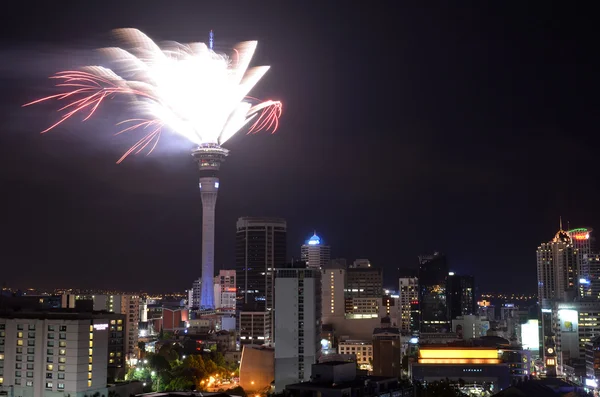 Auckland Sky Tower feu d'artifice pour célébrer 2016 Nouvel An — Photo