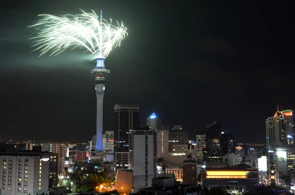 Auckland Sky Tower spettacolo pirotecnico per festeggiare il nuovo anno 2016 — Foto Stock