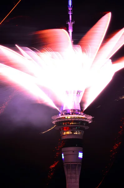 Auckland Sky Tower spettacolo pirotecnico per festeggiare il nuovo anno 2016 — Foto Stock