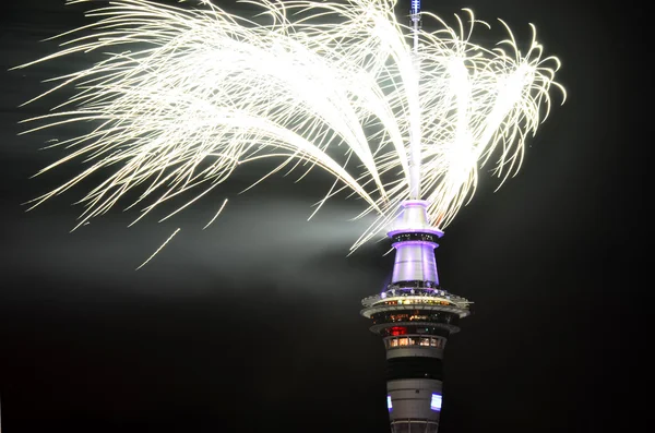 Auckland Sky Tower feu d'artifice pour célébrer 2016 Nouvel An — Photo
