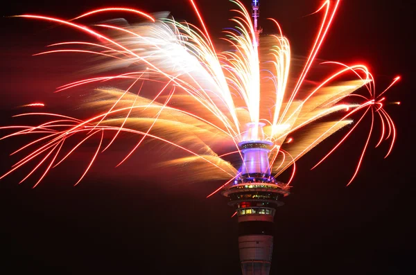 Sky Tower του Ώκλαντ πυροτέχνημα εμφάνιση για τον εορτασμό του νέου έτους 2016 — Φωτογραφία Αρχείου