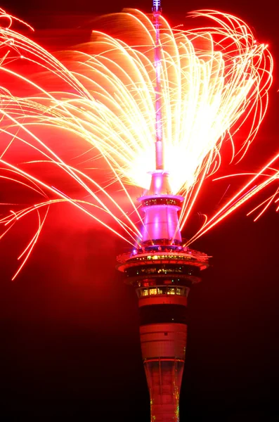 Auckland Sky Tower fogos de artifício para comemorar 2016 Ano Novo — Fotografia de Stock