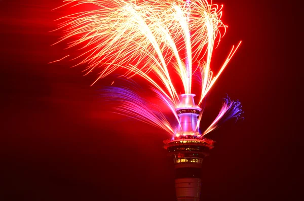 Auckland Sky Tower spettacolo pirotecnico per festeggiare il nuovo anno 2016 — Foto Stock
