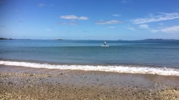 Muž, surfování na pádlo nastupování na moři — Stock video