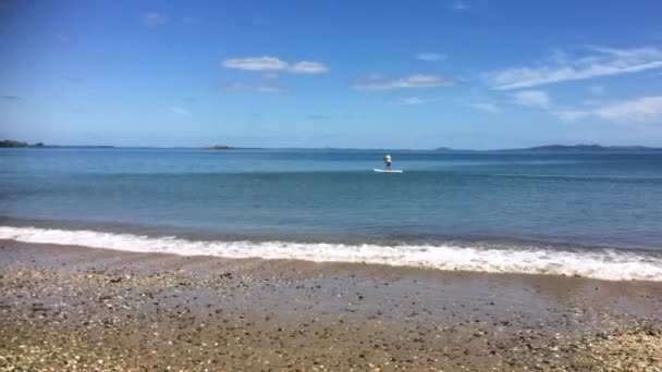 Man surfen op peddel instappen op zee — Stockvideo