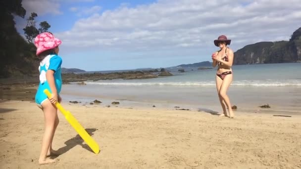 Madre e hija juegan en la playa durante las vacaciones de verano — Vídeos de Stock