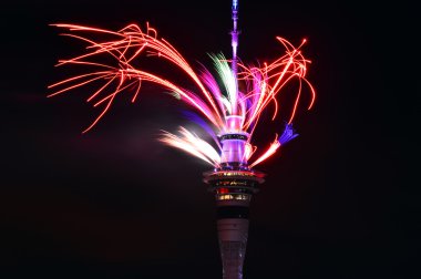 Yeni yıl tatile Auckland Sky Tower muhteşem bir havai fişek görüntüleme görüntüler