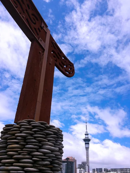 Maori hout gebogen tegen skyline van Auckland Nieuw-Zeeland — Stockfoto