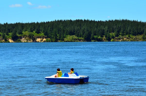 Łódź wodna na jeziorze Maraetai Mangakino - Nowa Zelandia — Zdjęcie stockowe