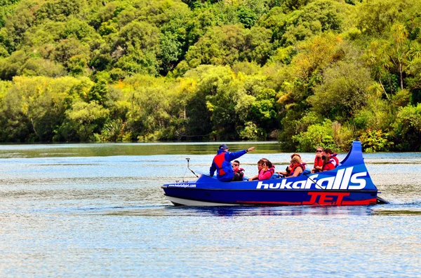 Jet boat con turistas cerca de Huka Falls en Taupo - Nueva Zelanda —  Fotos de Stock