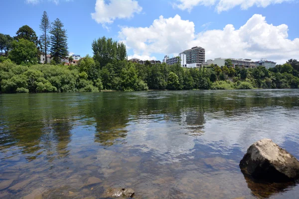 Waikato řeka prochází přes Hamilton, Nový Zéland — Stock fotografie