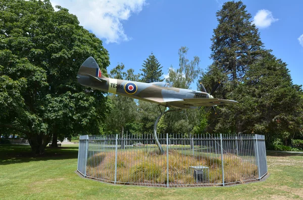 Avión Spitfire en el parque conmemorativo de la Primera Guerra Mundial en Hamilton Nueva Zelanda — Foto de Stock