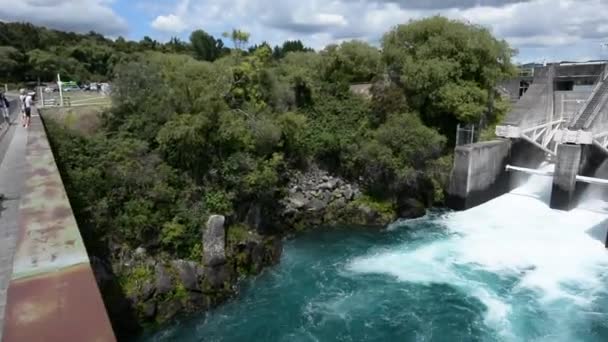 Staudamm der aratiatischen Stromschnellen öffnete Schleusentore — Stockvideo