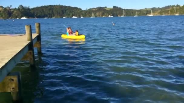 Mother and Daughter Kayaking in Matakana New Zealand — стоковое видео