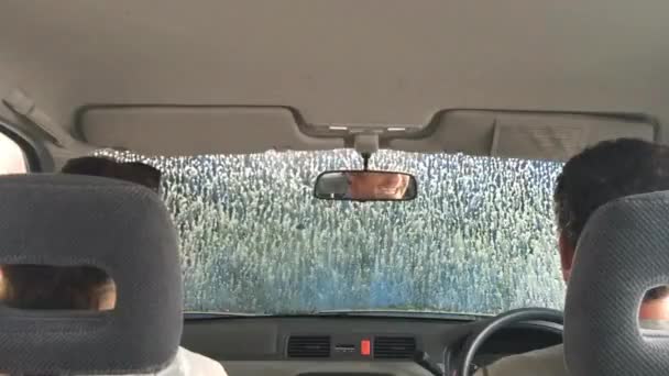 Timelapse van een auto auto wassen tunnel — Stockvideo