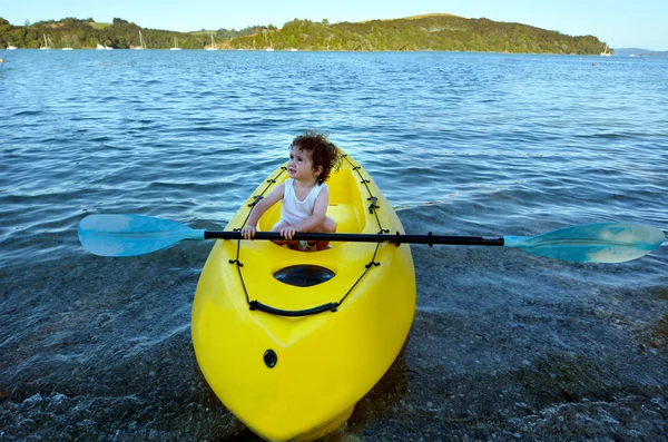 Petite fille sur un kayak jaune — Photo