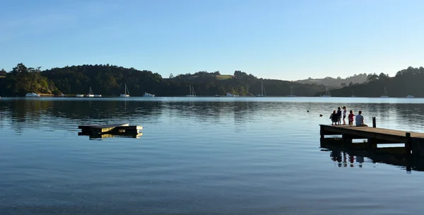 Rodzina Odwiedź Sandspit plaży w pobliżu Warkworth, Nowa Zelandia — Zdjęcie stockowe