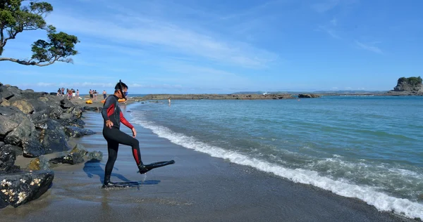 Mergulhador de snorkel em Matheson Bay Nova Zelândia — Fotografia de Stock