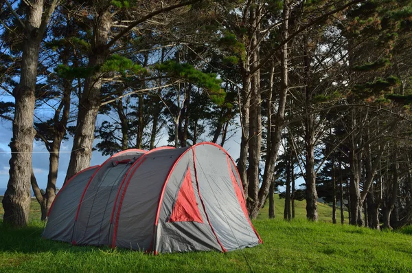 Camping tenda cinza e vermelho ao ar livre — Fotografia de Stock