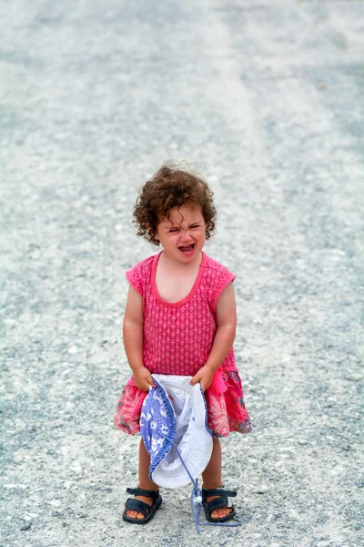 Kleines Mädchen mit einem Wutanfall schreit — Stockfoto