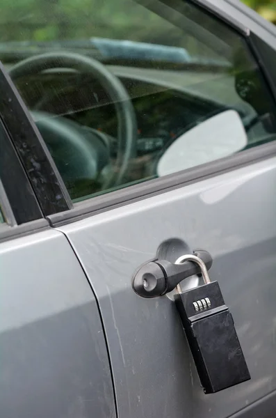 Grote slot op de deur van een auto — Stockfoto