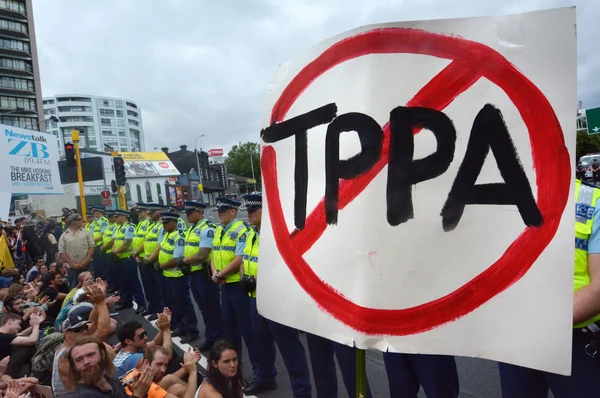 Tysiące zaprotestować przeciwko Tppa w centrum Auckland Nowa Zelandia — Zdjęcie stockowe