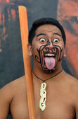 A hagyományos üdvözlés maori férfi
