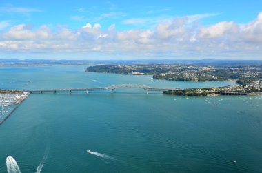 Auckland harbour Köprüsü'nün havadan görünümü