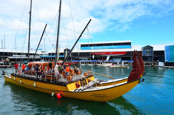 Maori double-hulled waka heritage sailing outside New Zealand Ma — Stock Photo, Image