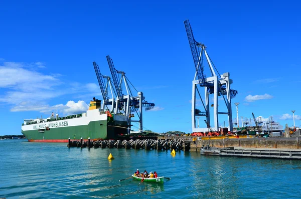 Nave da carico e gru portacontainer su Fergusson Wharf nei porti di A — Foto Stock