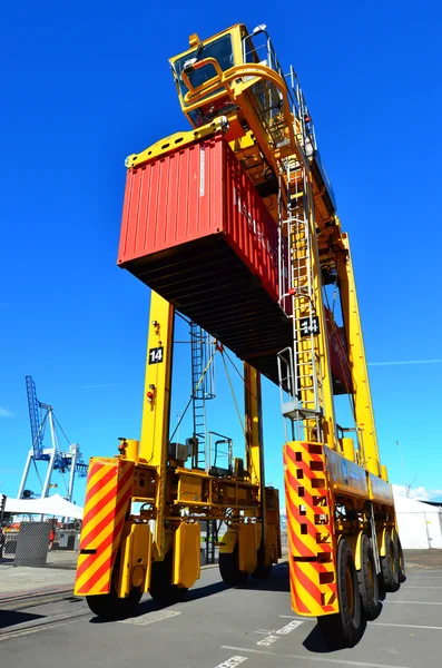 Grensletruckar och containrar på Fergusson Wharf i hamnar i — Stockfoto