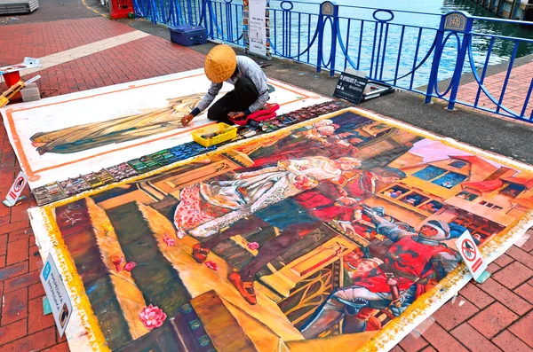 Artista de rua desenhando no chão Pintura de rua — Fotografia de Stock