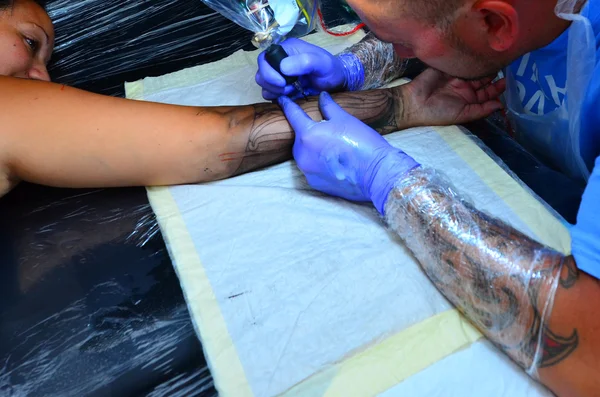 Maori Tattooist artist tattoo Ta moko on a Maori woman arm — Stock Photo, Image