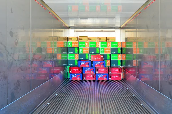 Cajas en un recipiente refrigerado — Foto de Stock