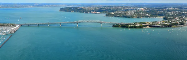 Letecký pohled na Auckland harbour Bridge — Stock fotografie