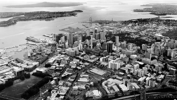 Aerial view of Auckland financial center against the Waitemata H — Stock Photo, Image