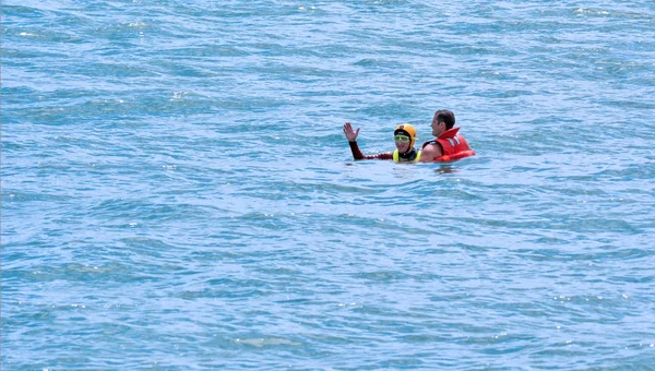 Westpac Rescue Helicopter crew and a man at sea — Stock fotografie